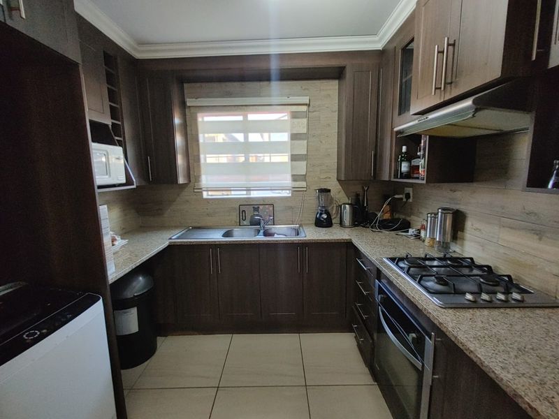 Ground Floor 2-Bedroom Unit with Private Garden & Indoor Braai – Family-Friendly Living! - Photo 2