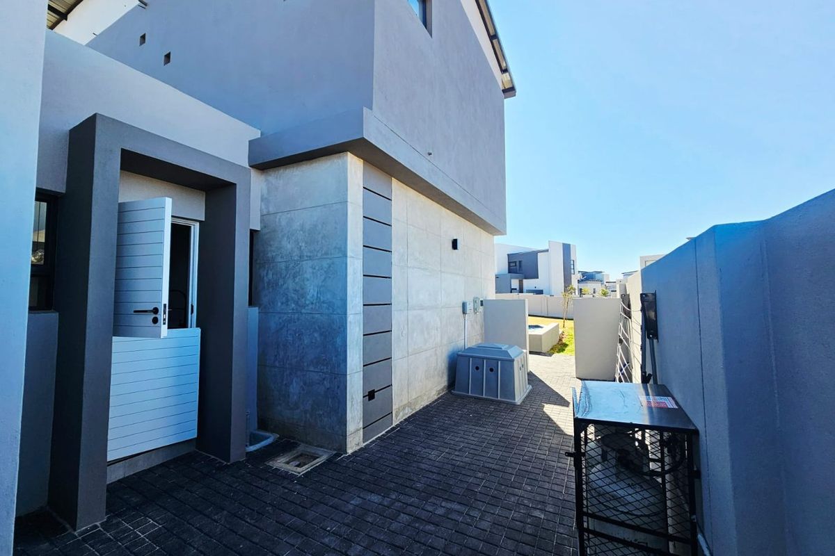 A Beautiful and Ultra Modern Brand new 4 Bedroom 4 Bathroom house for sale in Midstream Estate - Photo 2