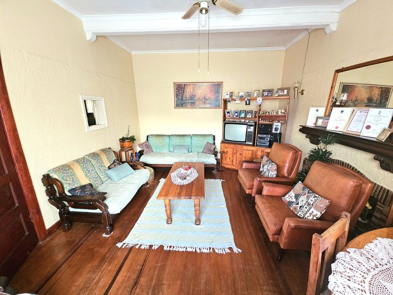 Four bedroom family home - Photo 3