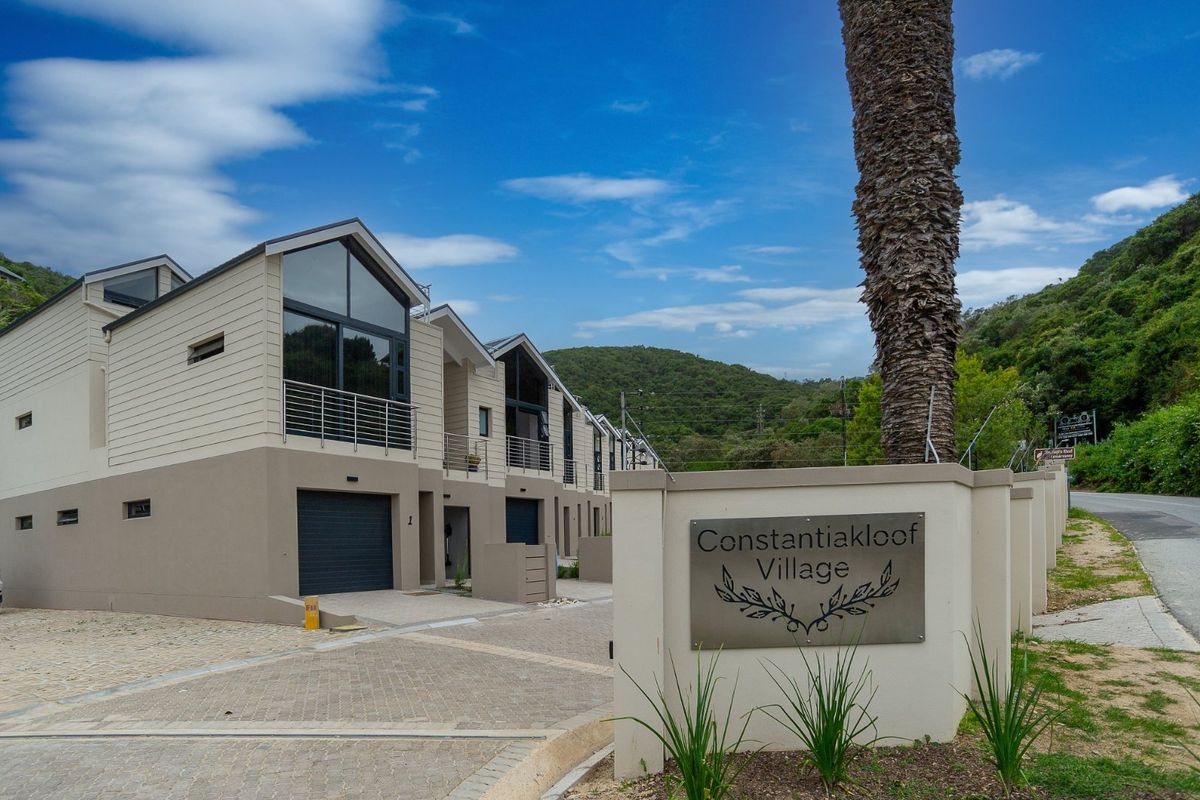 Fully Furnished Modern 3 Bedroom Townhouse in the Heart of Wilderness – A Rare Coastal Gem. - Photo 2