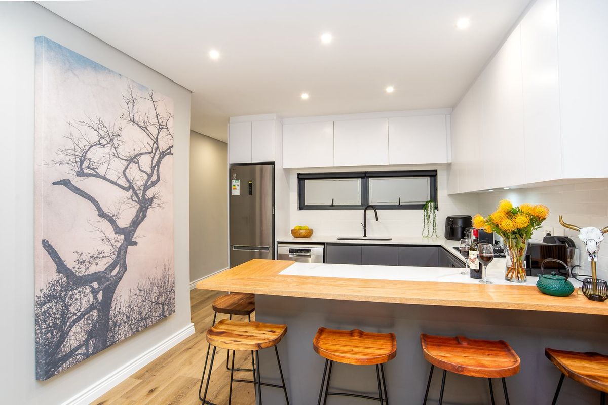 Fully Furnished Modern 3 Bedroom Townhouse in the Heart of Wilderness – A Rare Coastal Gem. - Photo 4