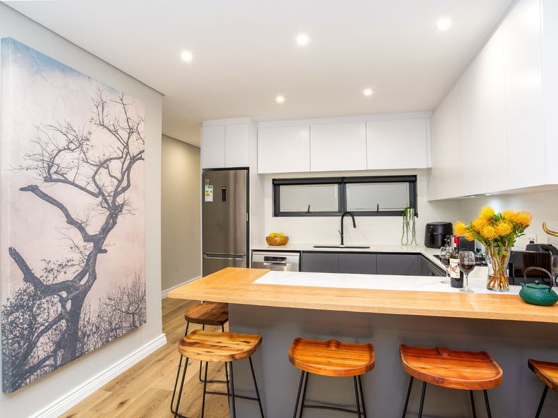 Fully Furnished Modern 3 Bedroom Townhouse in the Heart of Wilderness – A Rare Coastal Gem. - Photo 4