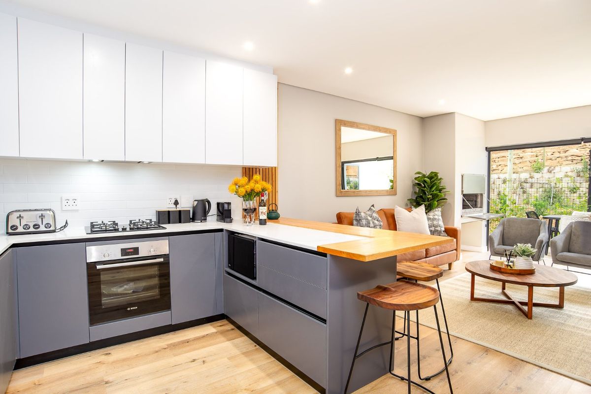 Fully Furnished Modern 3 Bedroom Townhouse in the Heart of Wilderness – A Rare Coastal Gem. - Photo 5