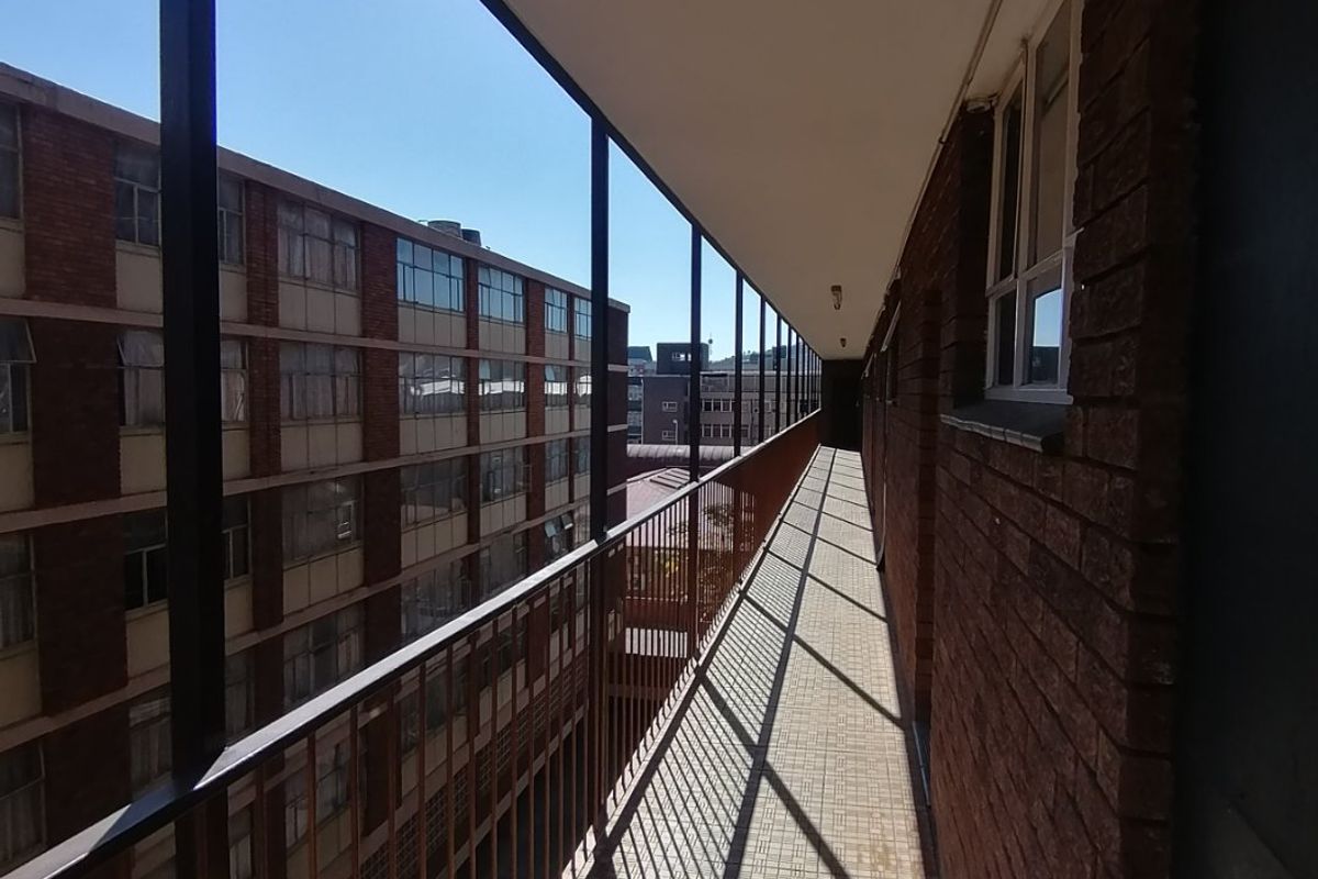 Beautiful 2-Bedroom Flat for Sale  - Photo 2