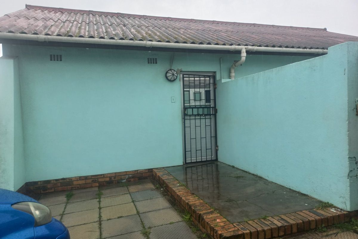 Free standing family home in Surrey Estate - Photo 4