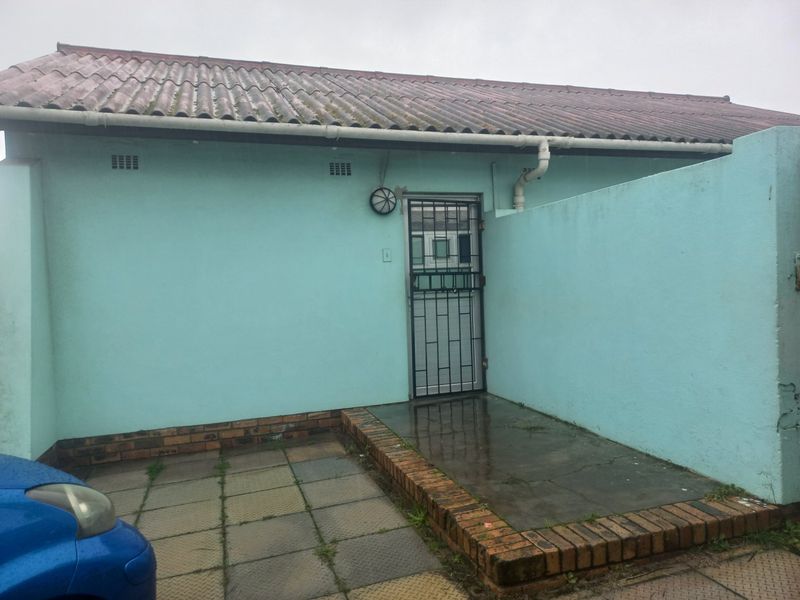 Free standing family home in Surrey Estate - Photo 4