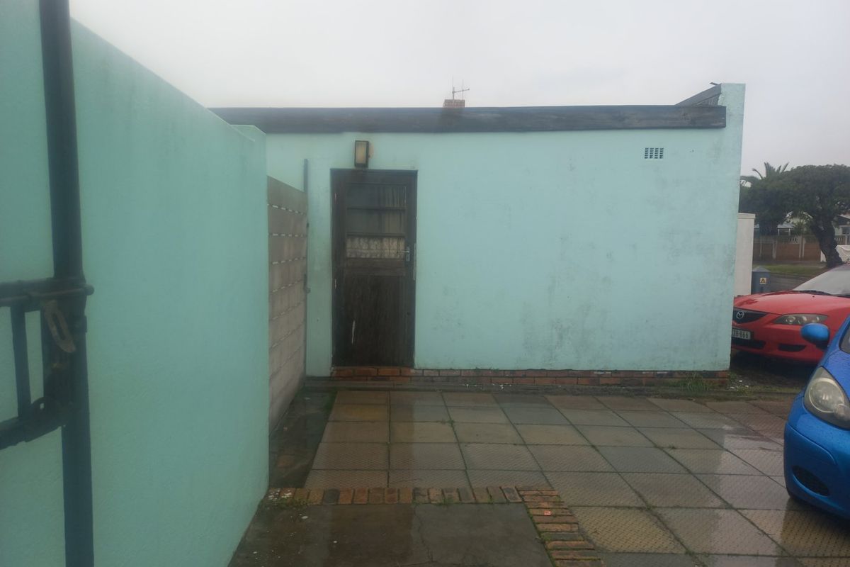 Free standing family home in Surrey Estate - Photo 3