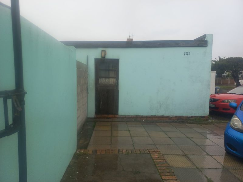 Free standing family home in Surrey Estate - Photo 3