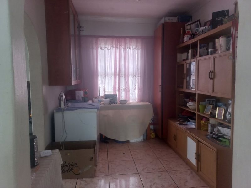 Free standing family home in Surrey Estate - Photo 10