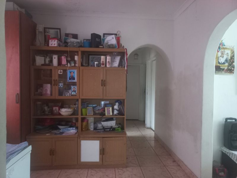 Free standing family home in Surrey Estate - Photo 9