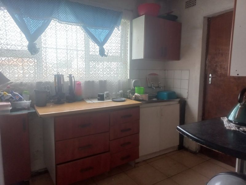 Free standing family home in Surrey Estate - Photo 8