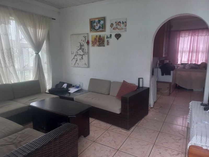 Free standing family home in Surrey Estate - Photo 7