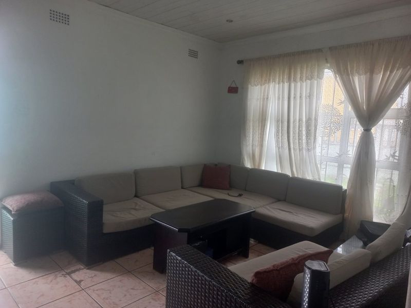 Free standing family home in Surrey Estate - Photo 6