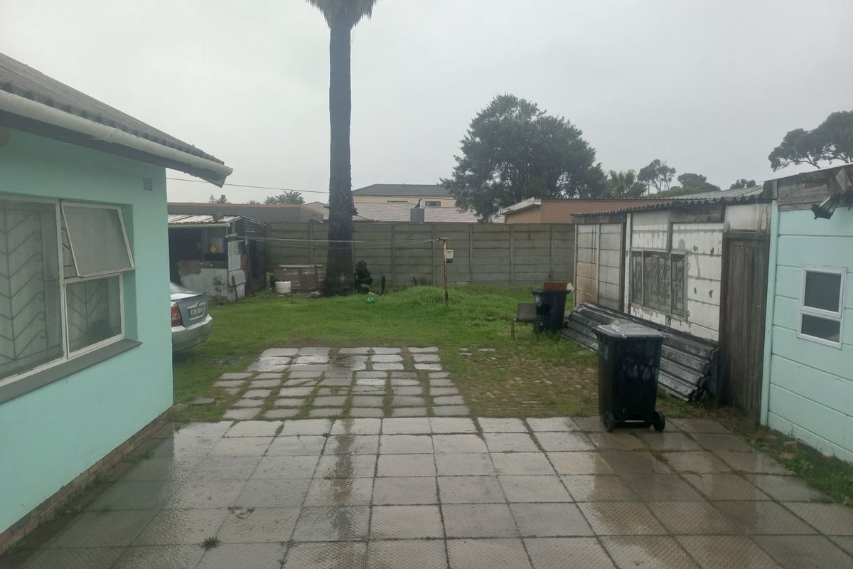 Free standing family home in Surrey Estate - Photo 5