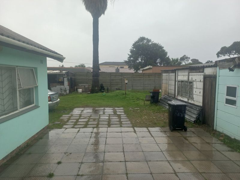 Free standing family home in Surrey Estate - Photo 5