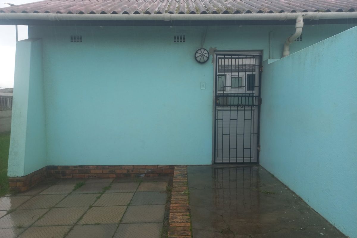 Free standing family home in Surrey Estate - Photo 2