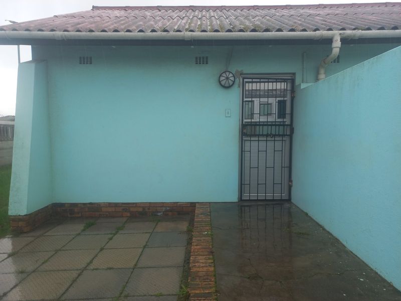 Free standing family home in Surrey Estate - Photo 2