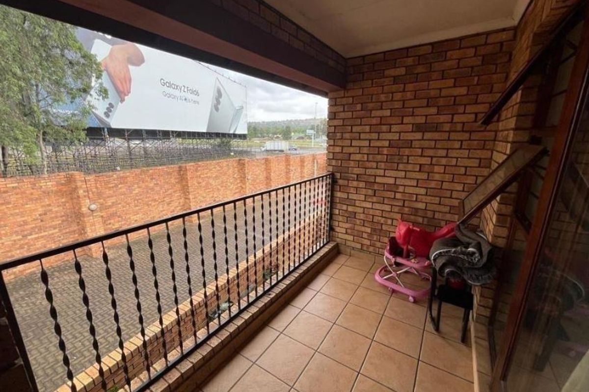 Modern Pet-Friendly Simplex with Comunal Pool and Braai Area in Prime Bedfordview Location – Comfort, Convenience and Style Await You! - Photo 3