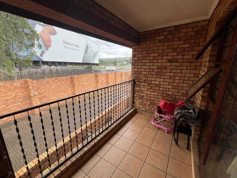 Modern Pet-Friendly Simplex with Comunal Pool and Braai Area in Prime Bedfordview Location – Comfort, Convenience and Style Await You! - Photo 3