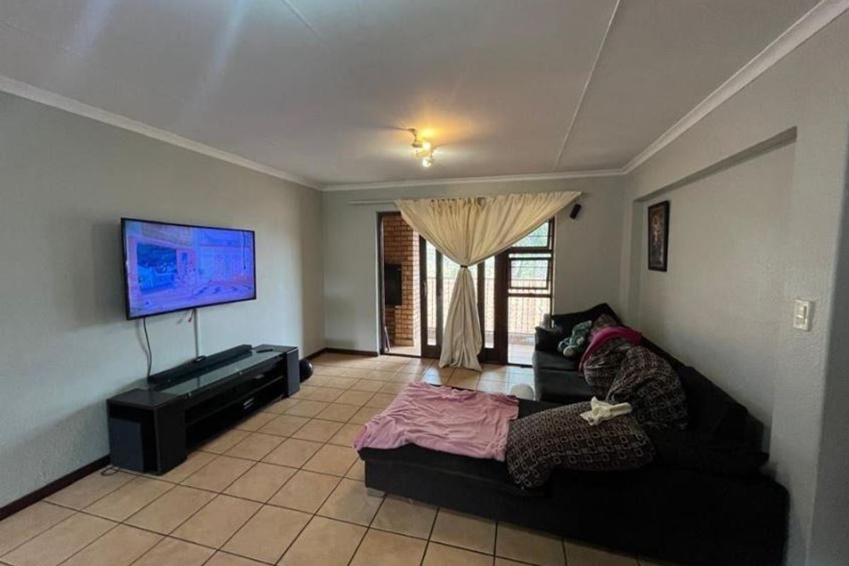Modern Pet-Friendly Simplex with Comunal Pool and Braai Area in Prime Bedfordview Location – Comfort, Convenience and Style Await You! - Photo 2