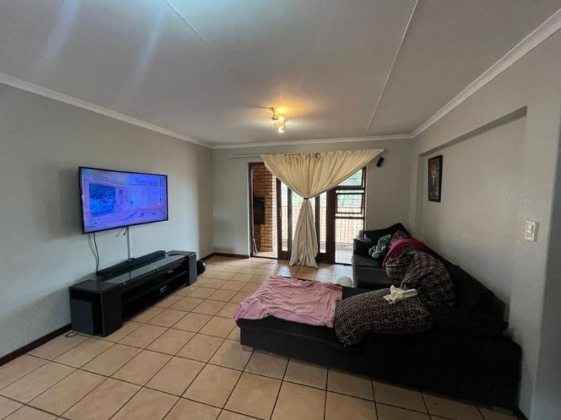 Modern Pet-Friendly Simplex with Comunal Pool and Braai Area in Prime Bedfordview Location – Comfort, Convenience and Style Await You! - Photo 2