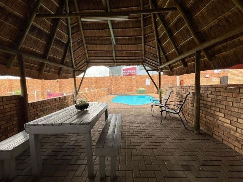 Modern Pet-Friendly Simplex with Comunal Pool and Braai Area in Prime Bedfordview Location – Comfort, Convenience and Style Await You! - Photo 10