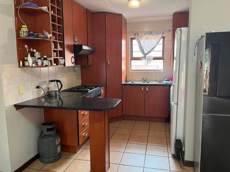 Modern Pet-Friendly Simplex with Comunal Pool and Braai Area in Prime Bedfordview Location – Comfort, Convenience and Style Await You! - Photo 6