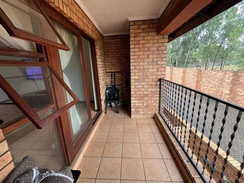 Modern Pet-Friendly Simplex with Comunal Pool and Braai Area in Prime Bedfordview Location – Comfort, Convenience and Style Await You! - Photo 4