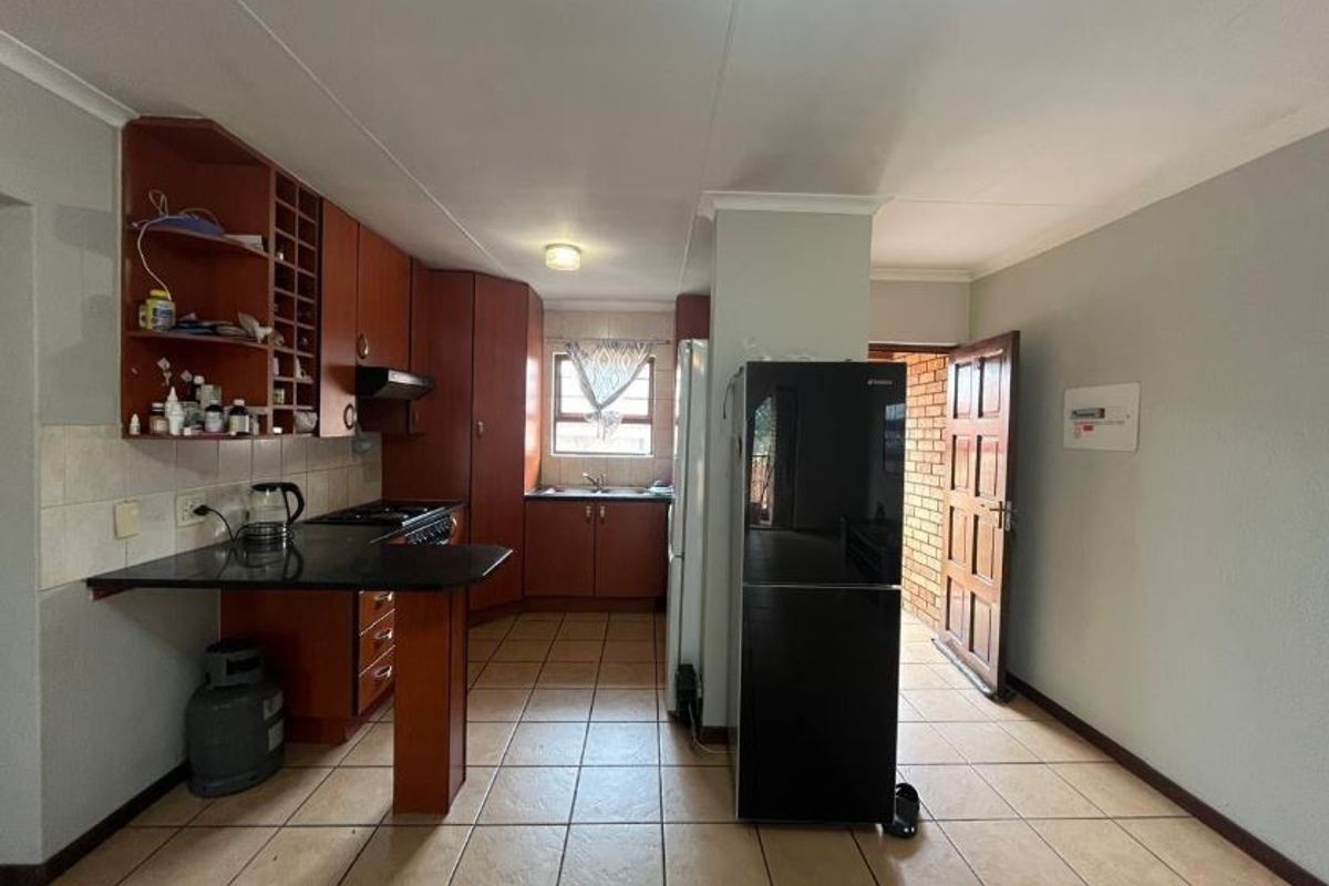 Modern Pet-Friendly Simplex with Comunal Pool and Braai Area in Prime Bedfordview Location – Comfort, Convenience and Style Await You! - Photo 5