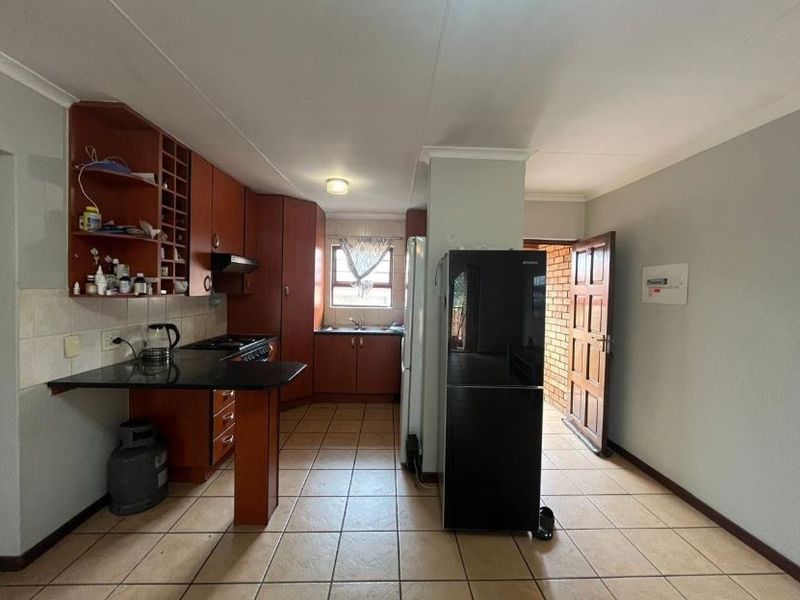 Modern Pet-Friendly Simplex with Comunal Pool and Braai Area in Prime Bedfordview Location – Comfort, Convenience and Style Await You! - Photo 5
