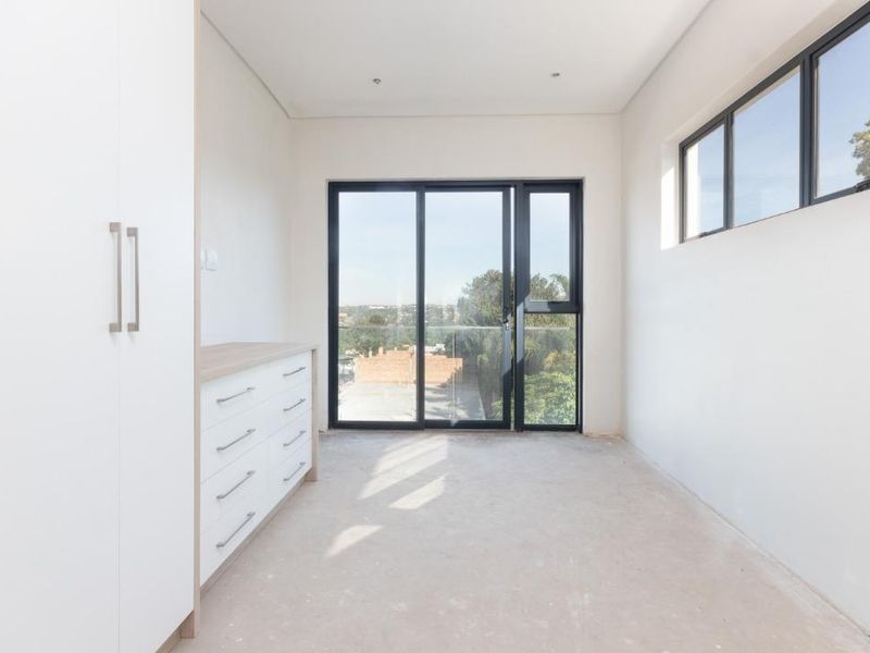 Magnificent Penthouse in Bryanston with Fantastic Views - No transfer duty! - Photo 10