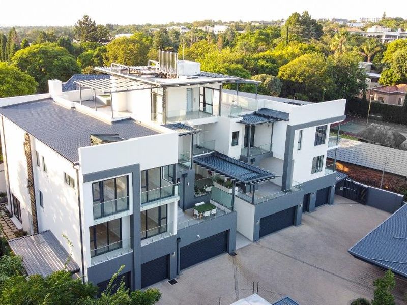 Magnificent Penthouse in Bryanston with Fantastic Views - No transfer duty! - Photo 2