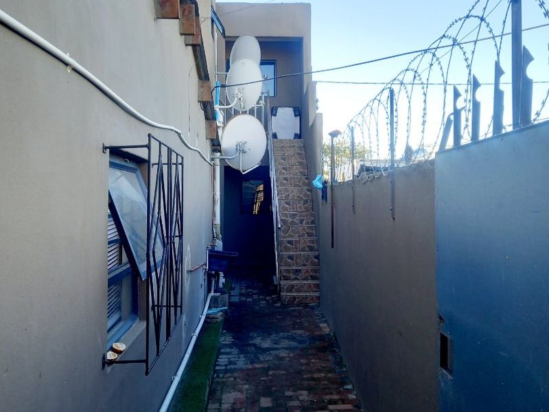Income-Generating Property with 8 Tenanted Flatlets – Wallacedene, Kraaifontein - Photo 4
