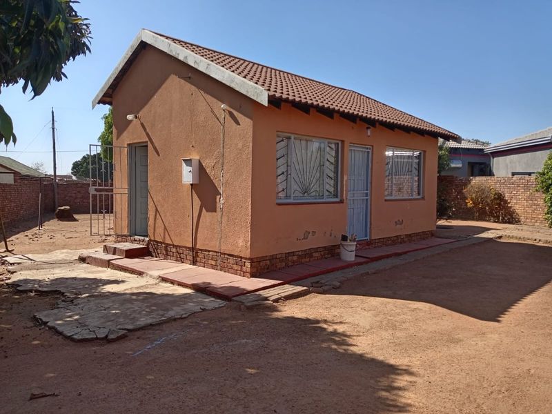 2 bedroom stand alone house in Soshanguve GG - Photo 4