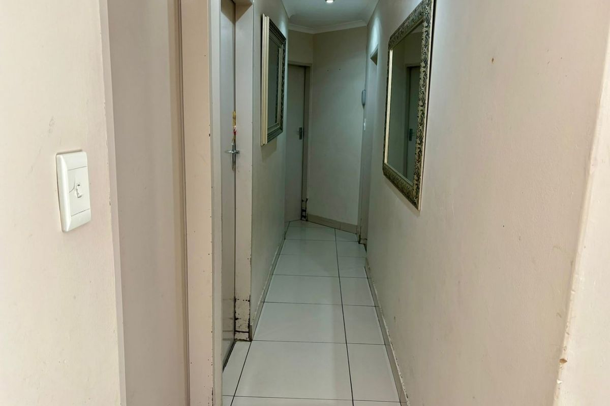 5 Bedroom House for Sale in Lyttleton Manor  - Photo 4