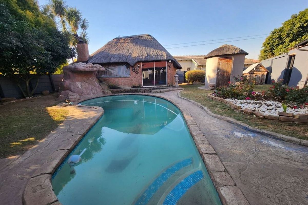 Comfortable 3-Bedroom Home with Pool and Garage - Photo 3