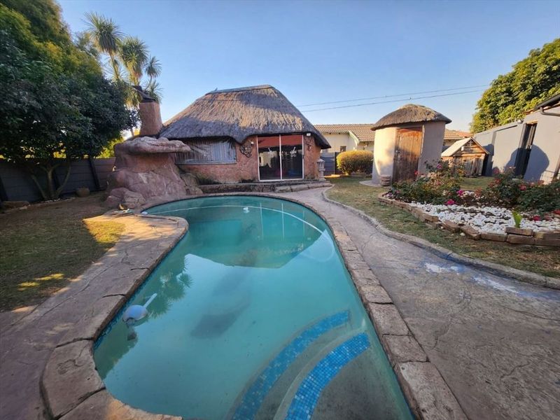 Comfortable 3-Bedroom Home with Pool and Garage - Photo 3