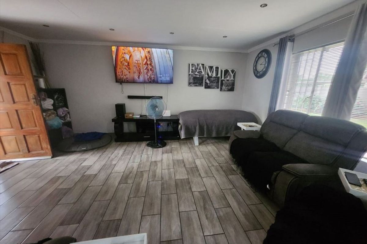 Comfortable 3-Bedroom Home with Pool and Garage - Photo 2