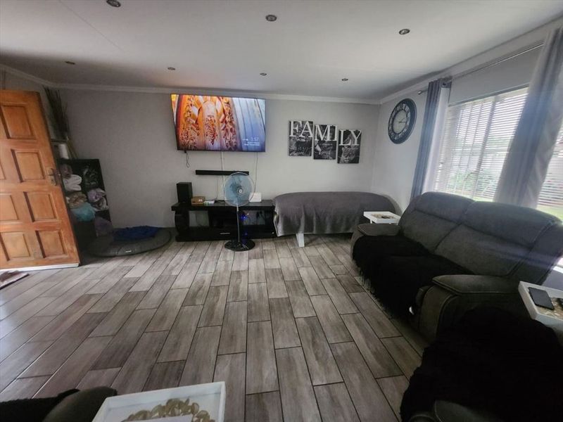 Comfortable 3-Bedroom Home with Pool and Garage - Photo 2