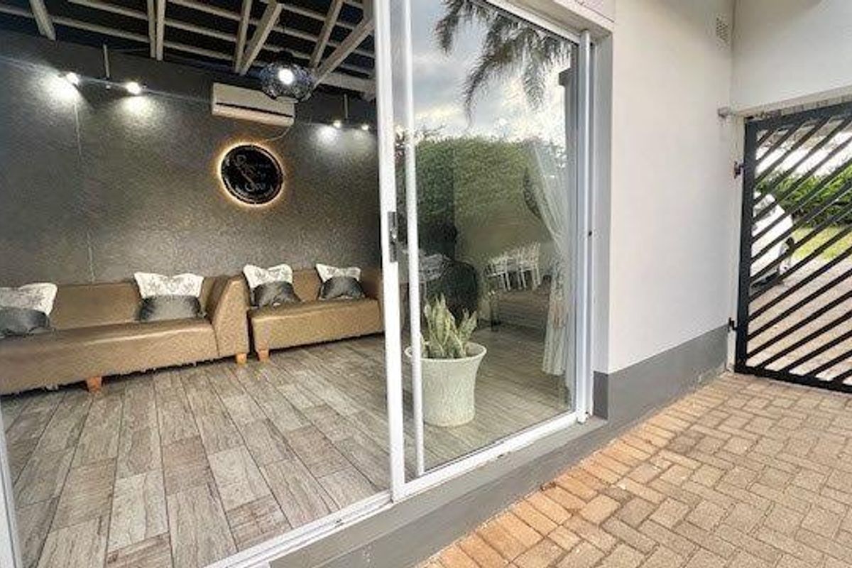 Elegant Coastal Masterpiece With Panoramic Ocean Vistas - Photo 3