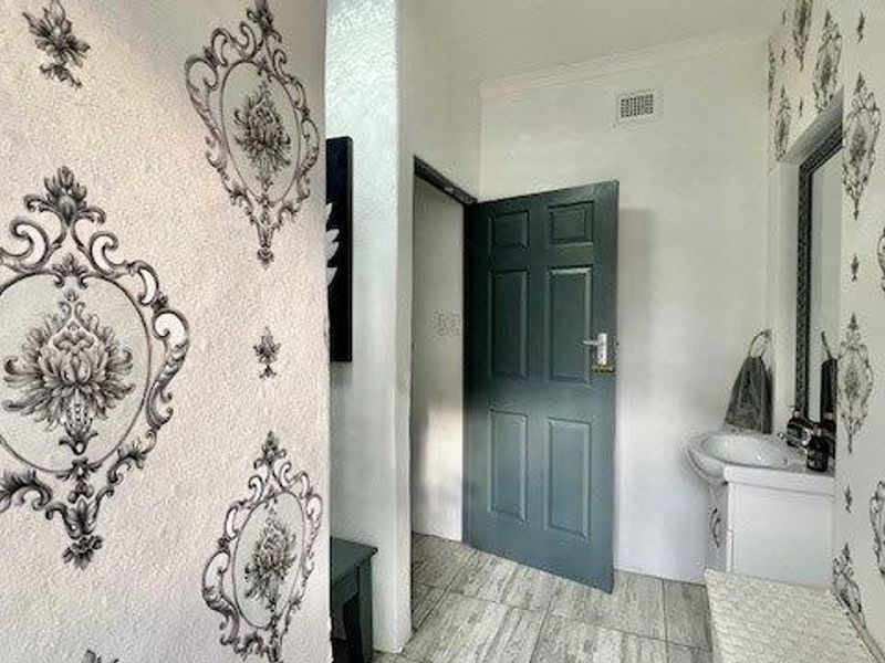 Elegant Coastal Masterpiece With Panoramic Ocean Vistas - Photo 9