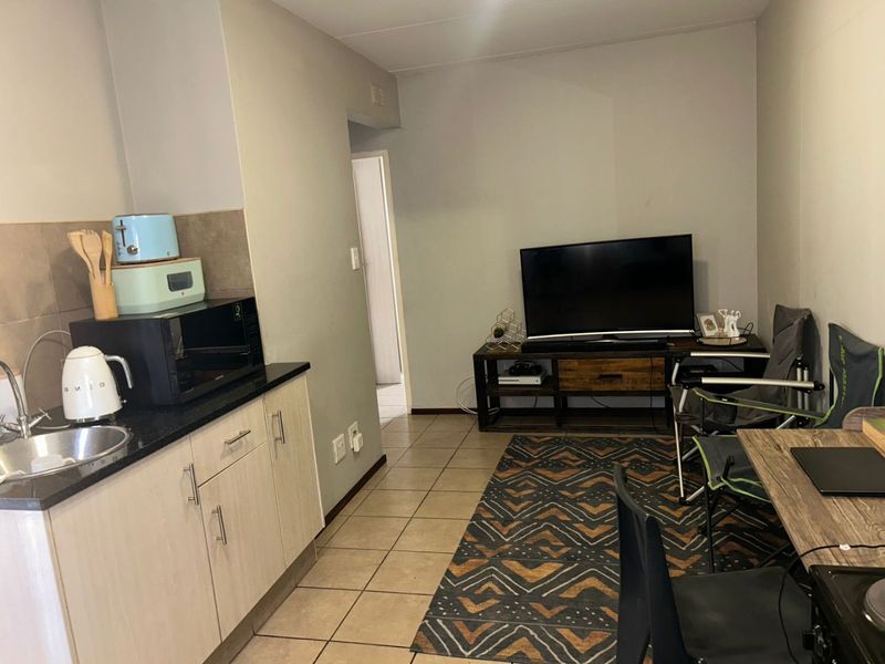 Stunning One Bedroom Ground-floor Unit For Sale - Photo 3