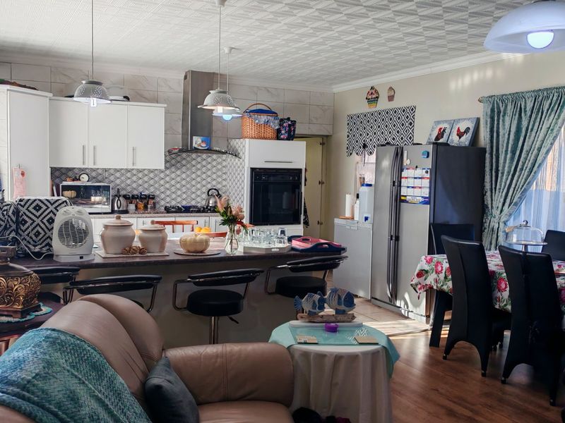 Hartenbos home with charm, swimming pool and security. - Photo 4