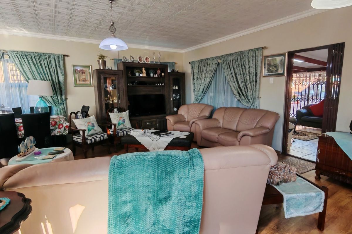 Hartenbos home with charm, swimming pool and security. - Photo 2