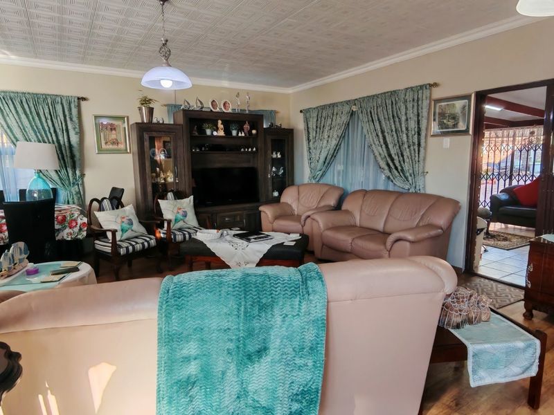 Hartenbos home with charm, swimming pool and security. - Photo 2