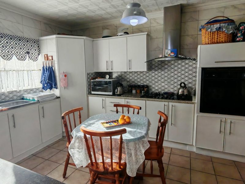 Hartenbos home with charm, swimming pool and security. - Photo 9