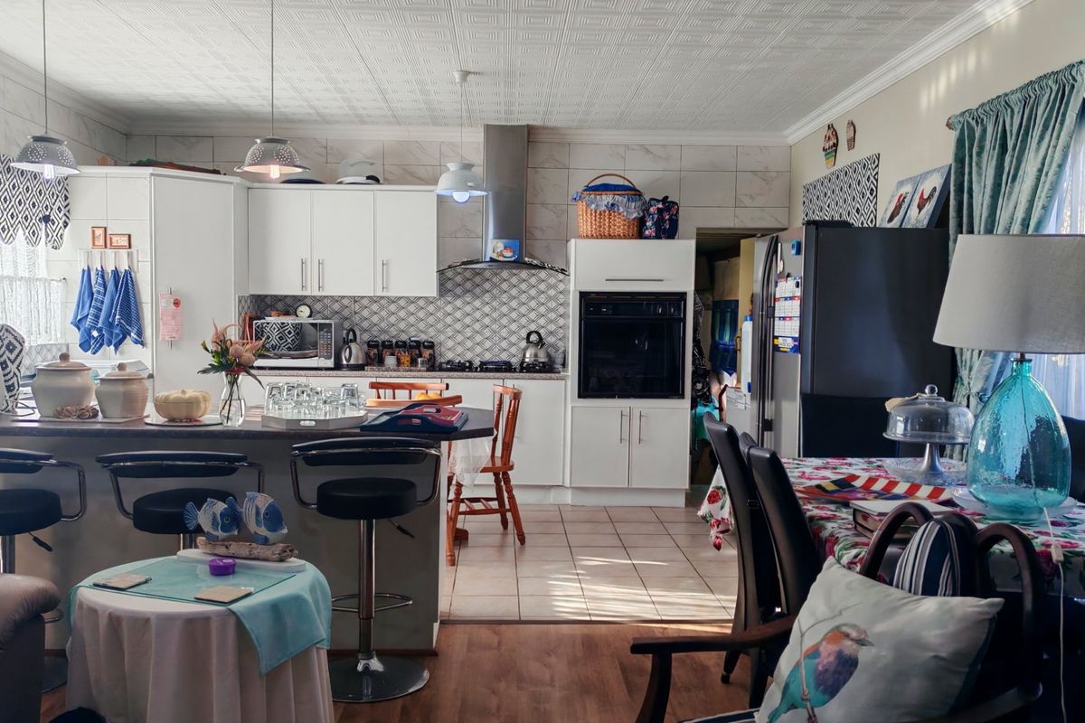 Hartenbos home with charm, swimming pool and security. - Photo 5