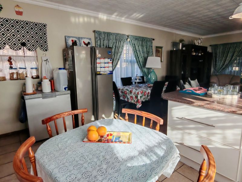 Hartenbos home with charm, swimming pool and security. - Photo 7