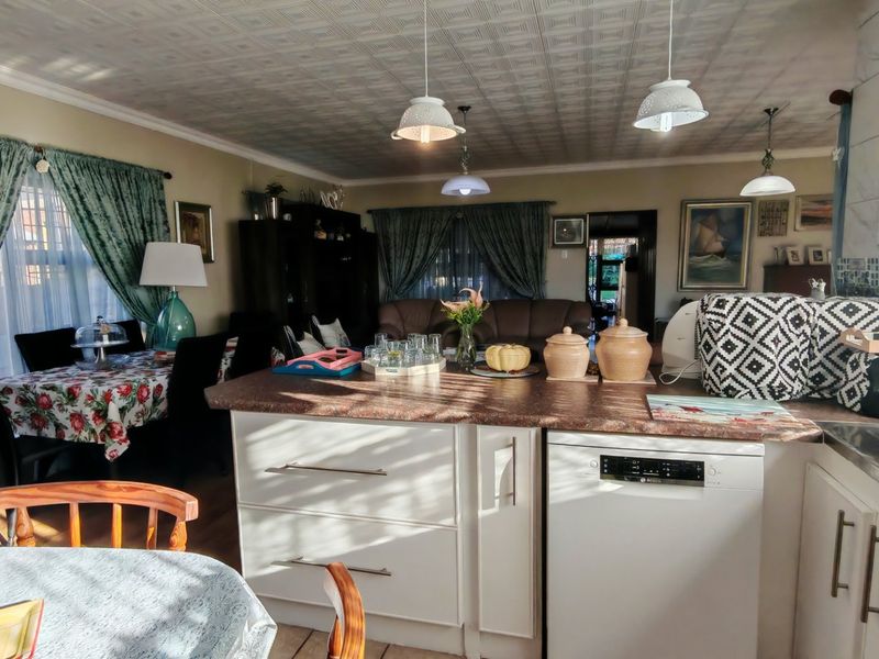 Hartenbos home with charm, swimming pool and security. - Photo 6