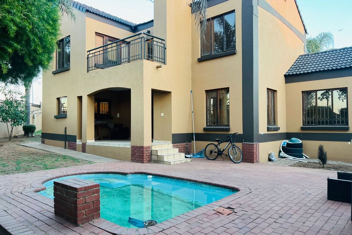 Four Bedroom Family Home in a Secured Estate - Photo 2